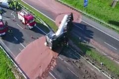 15吨液体巧克力翻车，吃瓜群众：这马路我能舔一年[多图]