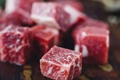 上百村民在坑里刨肉，垃圾场挖走私冻肉重新销售[多图]