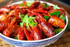 男子连吃40多个小龙虾头担心重金属超标，虾头真的很脏吗？[多图]