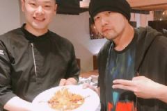 周杰伦下厨做饭有模有样！嘚瑟自夸：没有我不会的！[多图]