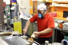 日本厨师做死神炒饭戴防毒面具，试吃一口舌头如同被点燃[多图]