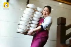 女子一次性端18碗米粉上楼，最多时端20碗米粉[多图]