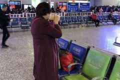 好酒量！女子带5斤米酒乘高铁被拒，当场豪饮半桶[多图]