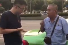 两车擦挂司机猜拳定赔偿金额网友：最和谐事故处理方式[多图]