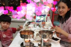 安吉和胡可吃火锅！孩子吃火锅到底好不好？[多图]