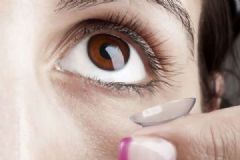 女子打羽毛球时丢隐形眼镜，28年后在自己眼内找到[多图]