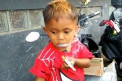 2岁男孩吸烟成瘾，妈妈每天要给他买两包烟[多图]