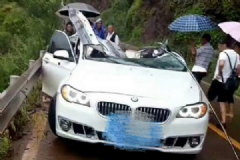 一辆成都牌宝马车云南被落石砸中，一家三口全遇难[多图]