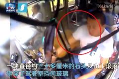 被滚石砸中两次，他忍痛将车开至安全区[多图]