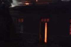 村民喜提新车放鞭炮庆祝，不料烧了家[多图]