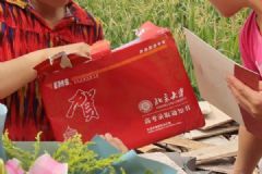 小伙在建筑工地上收到北大录取通知书:正在拌砂浆[多图]