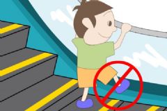 女孩遭电梯夹头悬空吊起，路人不救援急逃躲避[多图]