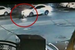 自己开车碾压自己，这位女司机是如何操作的？[多图]