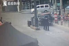 大学生酒驾连撞数车，还撞断小区自动门杆逃逸[多图]