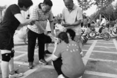 公园救人最美抱姿，晨练副院长搭救心脏病突发女子[多图]