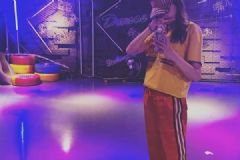 辣妈孙怡晒美照秀大长腿，四肢纤细身材真好[多图]