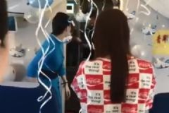 相恋11年异地10年，小伙万米高空告向女友求婚[多图]