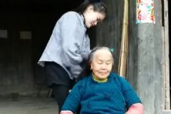 返校前先帮奶奶染黑白发，染头发对身体有害吗？[多图]