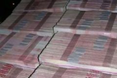 嫌200万分手费太少，把整整一箱现金都扔了！[多图]