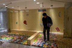 观众疯狂踩泡面解压，除了踩泡面，怎么解压最有效？[多图]