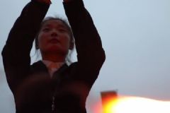 25岁女子墓地守陵：父母反对，男友为了她入行[多图]