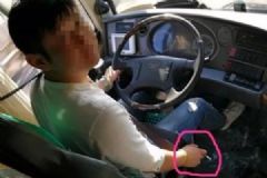 乘客劝阻大巴司机抽烟遭狂怼:疲倦时抽根烟怎么了[多图]