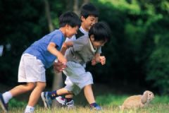 男子护犊抱摔男童:掐住脖子将其拎起后重摔[多图]