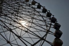 印度摩天轮翻覆，造成一名女童死亡多人受伤[多图]