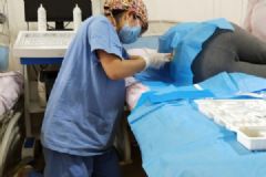 怀孕7个月跪地为患者打麻药：当时跪着比较方便[多图]