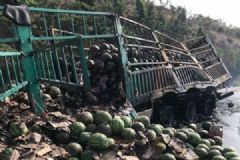 半挂车高速上自燃起火，整整一车西瓜被烤糊[多图]