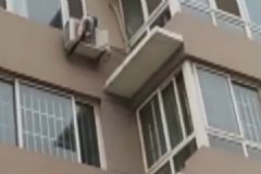 2岁男童坠楼瞬间，邻居奋力将他接住[多图]