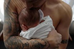 余文乐半裸抱儿子，亲吻脑袋尽显温柔，月子婴儿如何护理[多图]