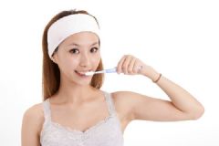 女子做微商囤太多牙膏，强迫家人一天刷5次牙[多图]