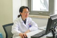 二胎妈妈将多余奶水喂给7岁姐姐，导致女孩性早熟[多图]