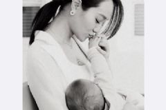 朱丹怀抱女儿亲吻其小手，亲吻宝宝时要注意什么？[多图]