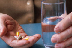 老年人用药讲究多 老年人吃药可不能乱来[多图]