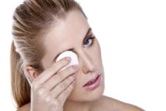 怎样卸妆才是正确的？卸除彩妆的正确方法是什么？[图]