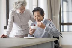 老年人冬天肠胃不好怎么调理？肠胃不好的老人冬天要这样吃！[多图]