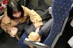 老人高铁上突发疾病吐血，23岁女护士现场施救获点赞[多图]