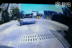 司机开车出车库，事后查看行车记录仪被吓出一身汗[多图]