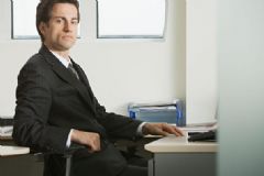 哪些坐姿最伤腰部？对腰部健康不利的坐姿有哪些？[图]